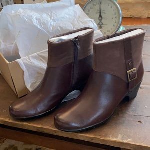 Clarks NIB brown ankle boots